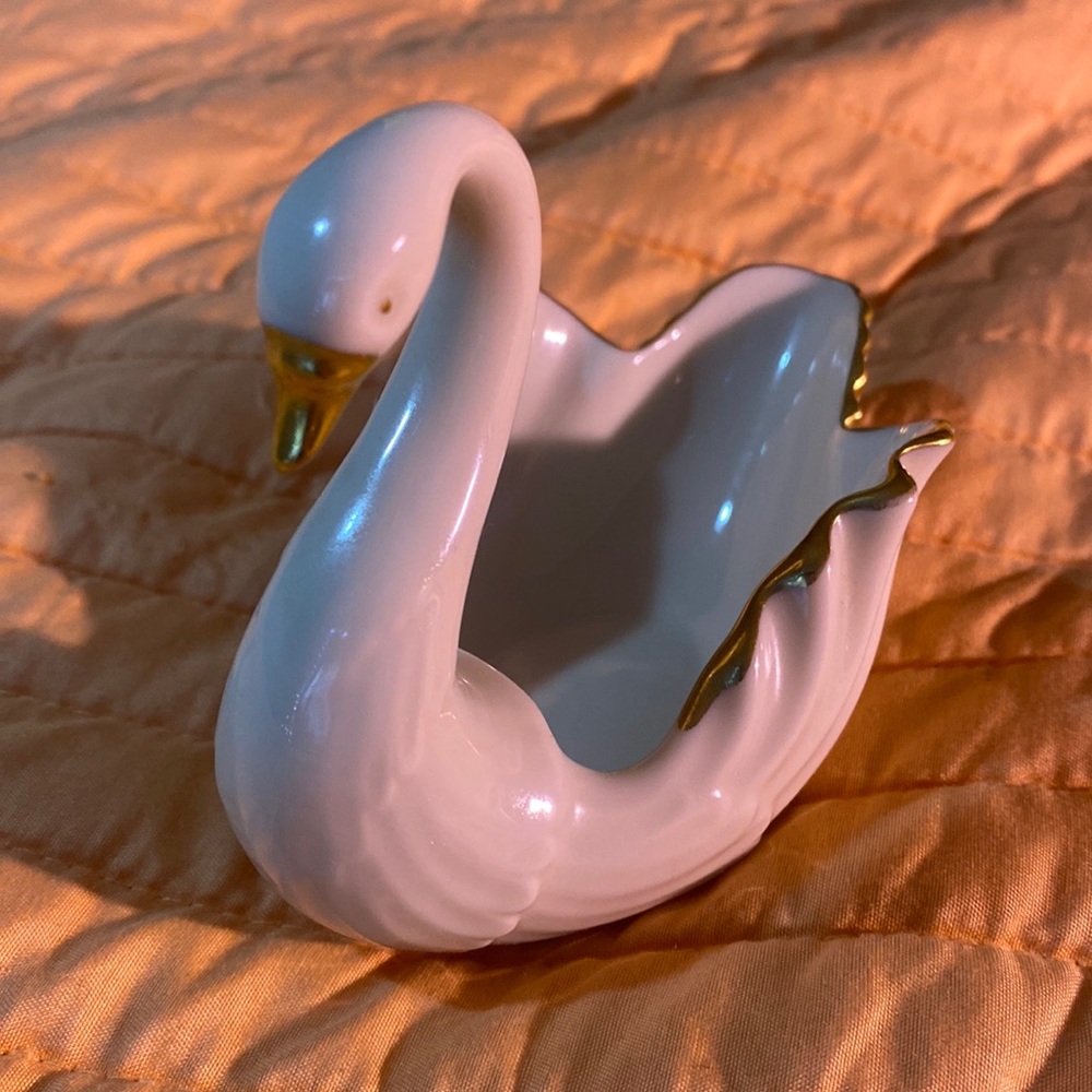 Elegant Swan ring holder. Super adorable. 10k gold.